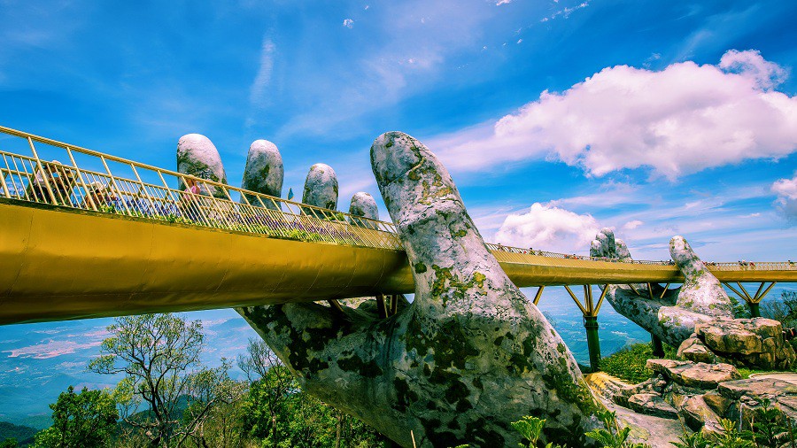 Cầu Vàng với hai bàn tay khổng lồ ở Đà Nẵng đang khiến dân tình sốt xình xịch vì đẹp đến choáng ngợp - Ảnh 3.