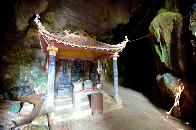 Trong chùa Bích Động Ninh Bình